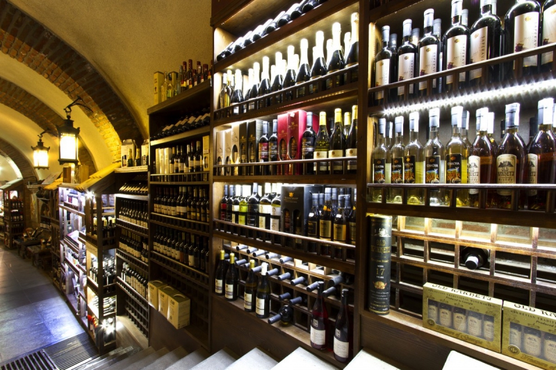 bar-BAGNOLS EN FORET-min_world_street_travel_shop_canon_georgia_wine_bottles-429767